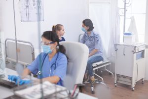 therapeutist assistant writing treatment on laptop 2023 11 27 05 20 58 utc min
